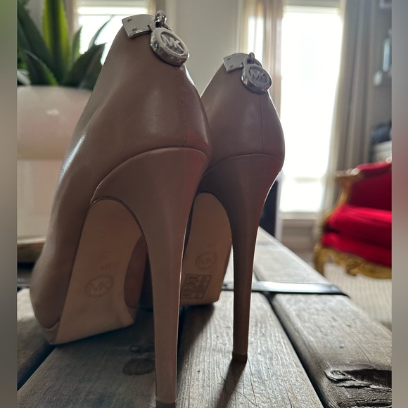 As new NUDE MICHAEL KORS PUMPS - Picture 6 of 13